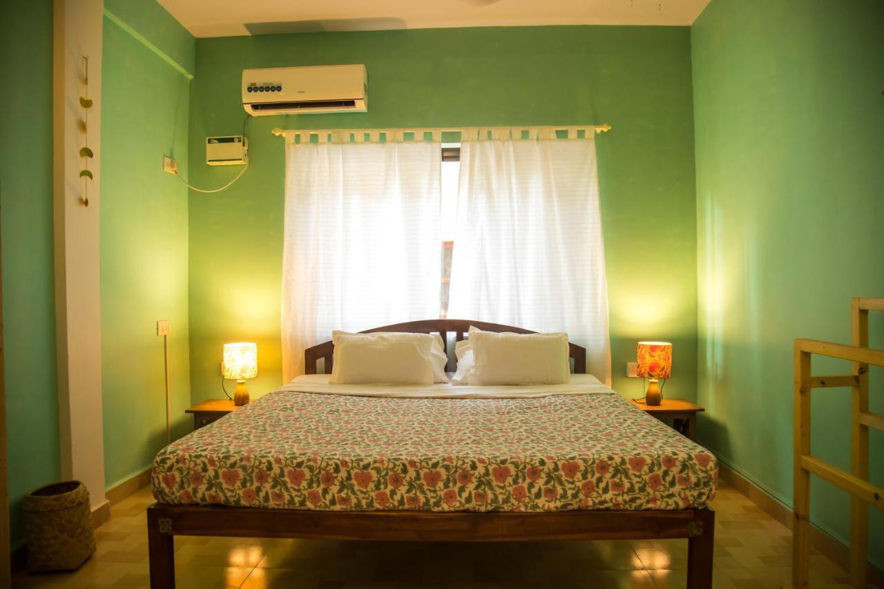 Coco Moon Hotel Morjim Exterior foto