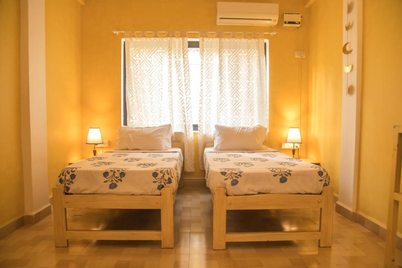 Coco Moon Hotel Morjim Exterior foto