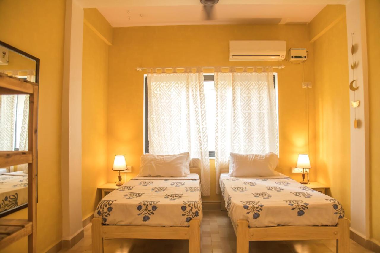Coco Moon Hotel Morjim Exterior foto