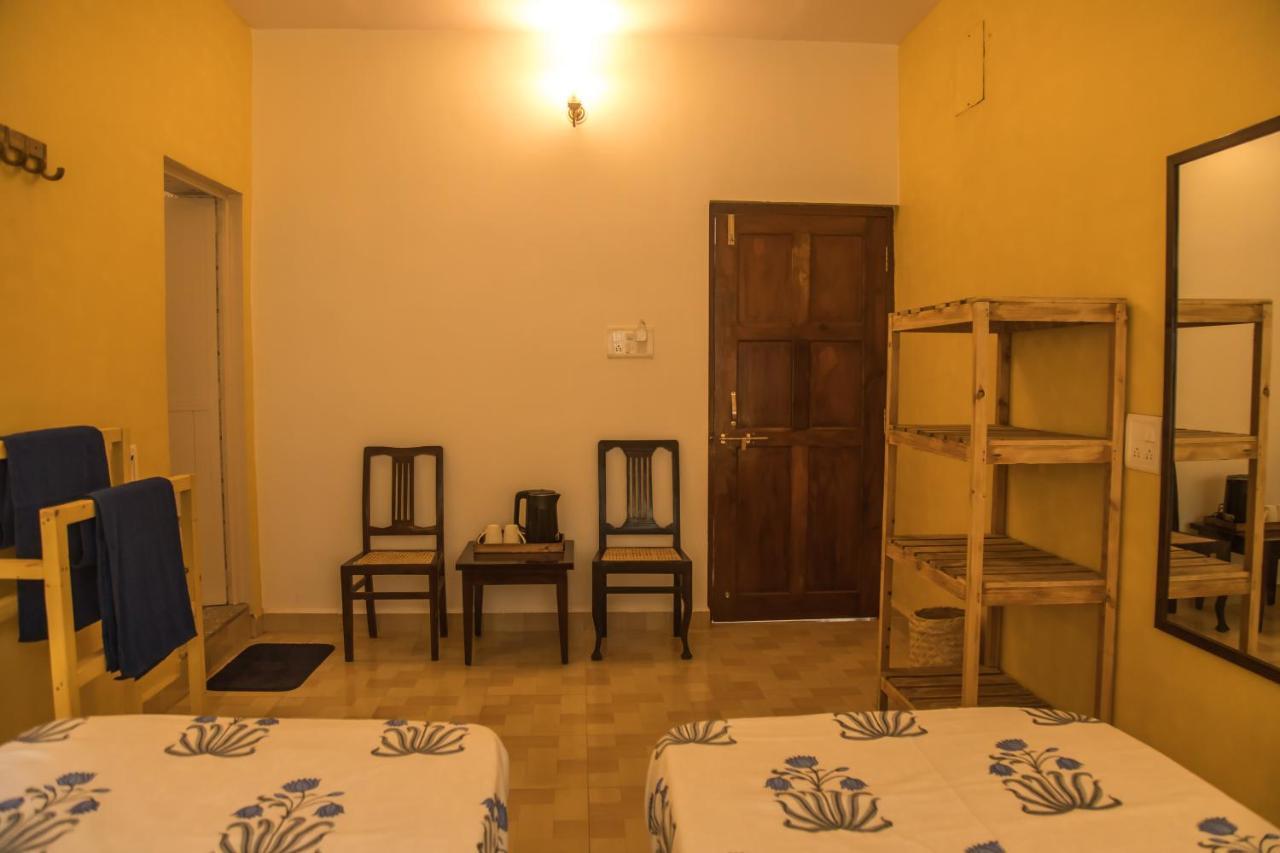 Coco Moon Hotel Morjim Exterior foto