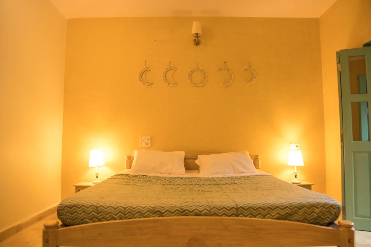 Coco Moon Hotel Morjim Exterior foto