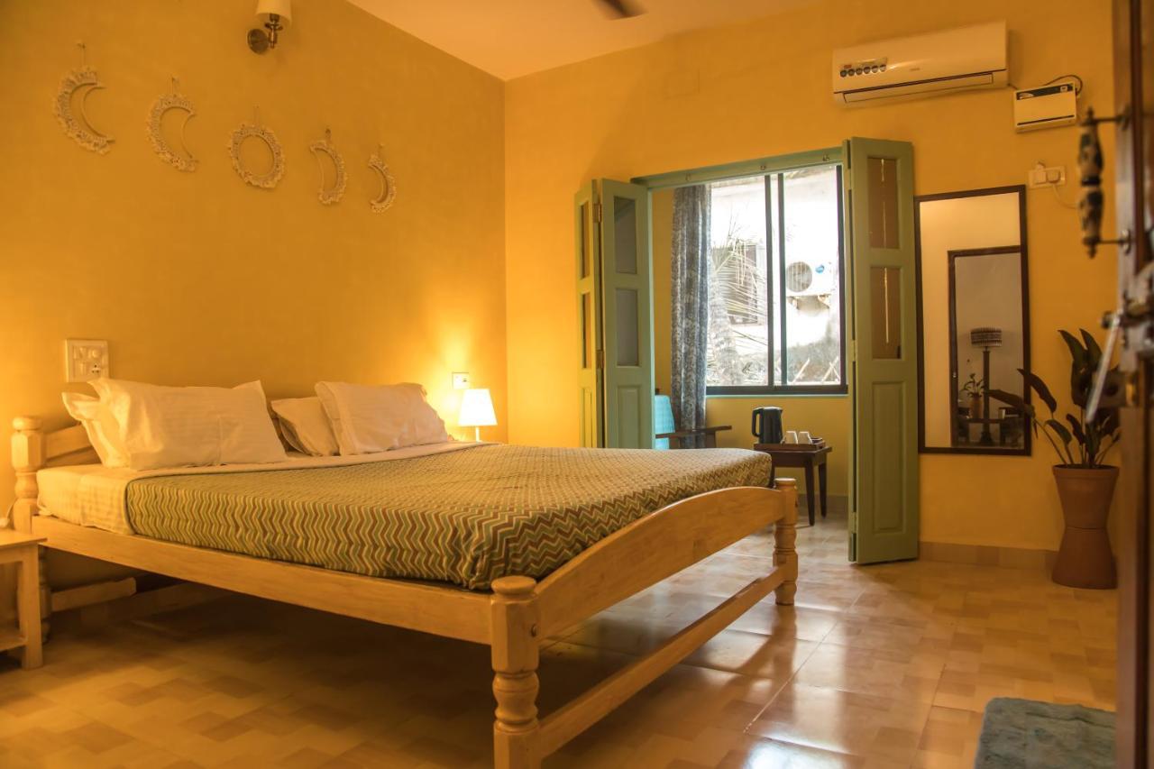 Coco Moon Hotel Morjim Exterior foto