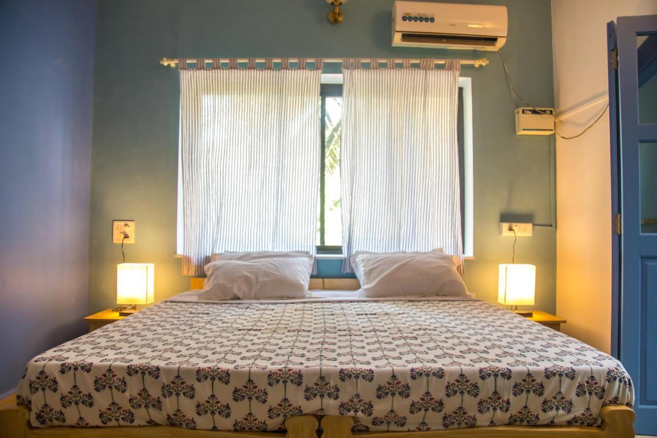 Coco Moon Hotel Morjim Exterior foto