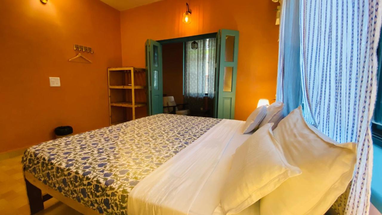 Coco Moon Hotel Morjim Exterior foto