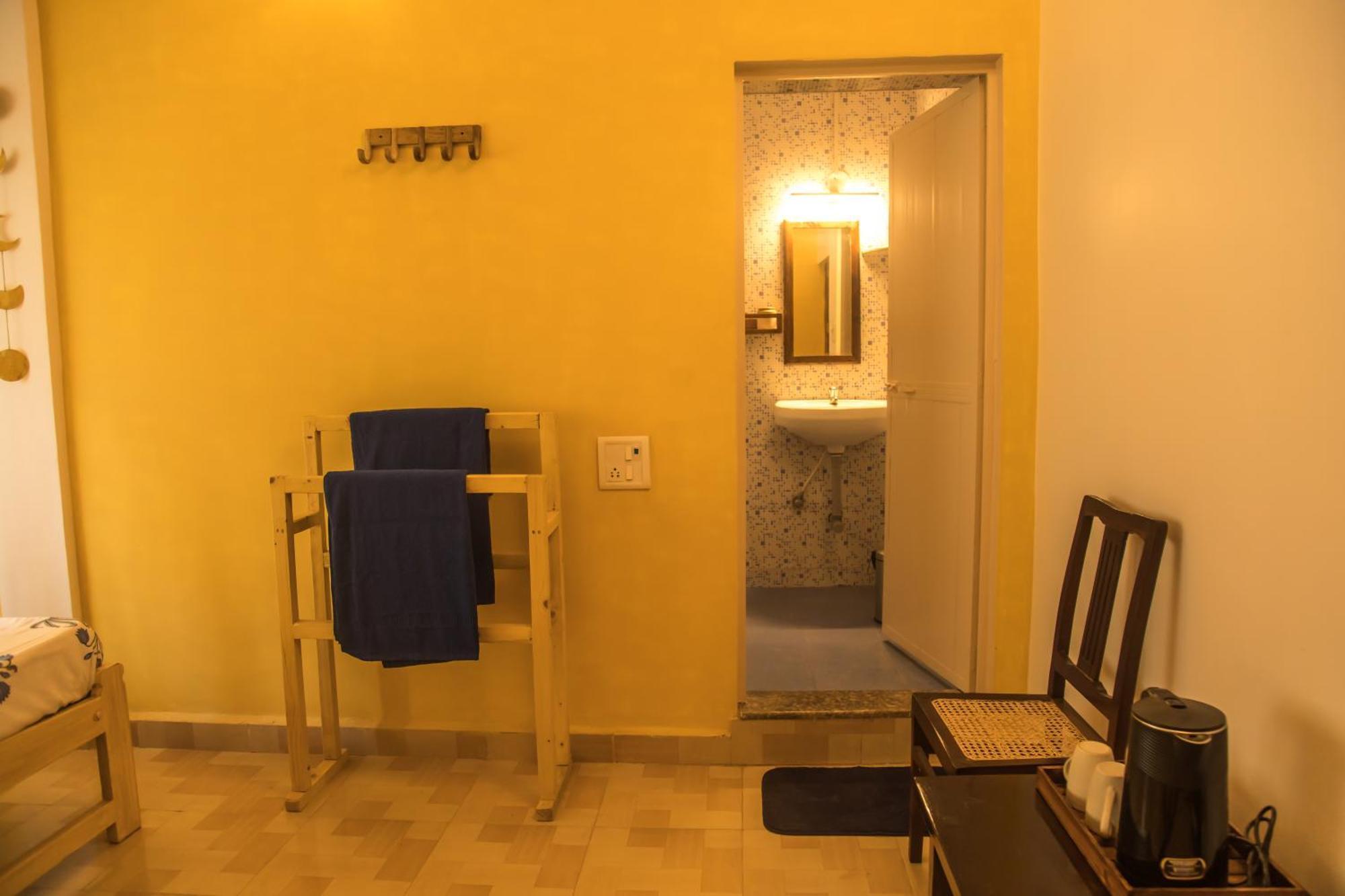 Coco Moon Hotel Morjim Exterior foto